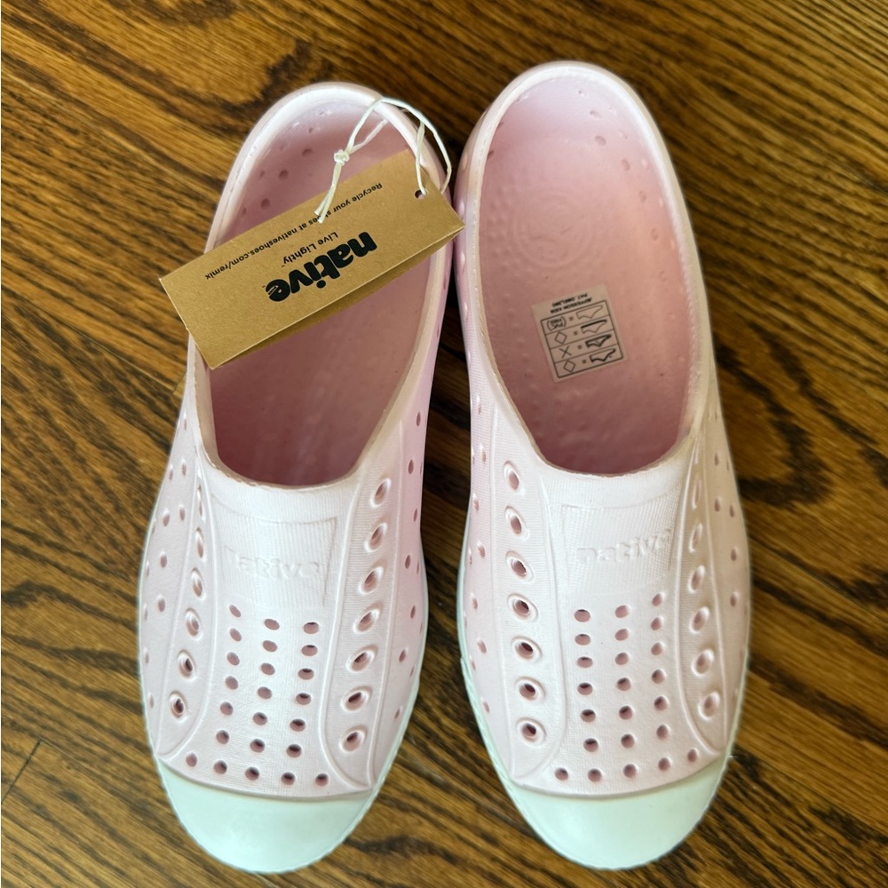 🩷Milkshake Pink Native Shoes in size J1 brand new🩷
